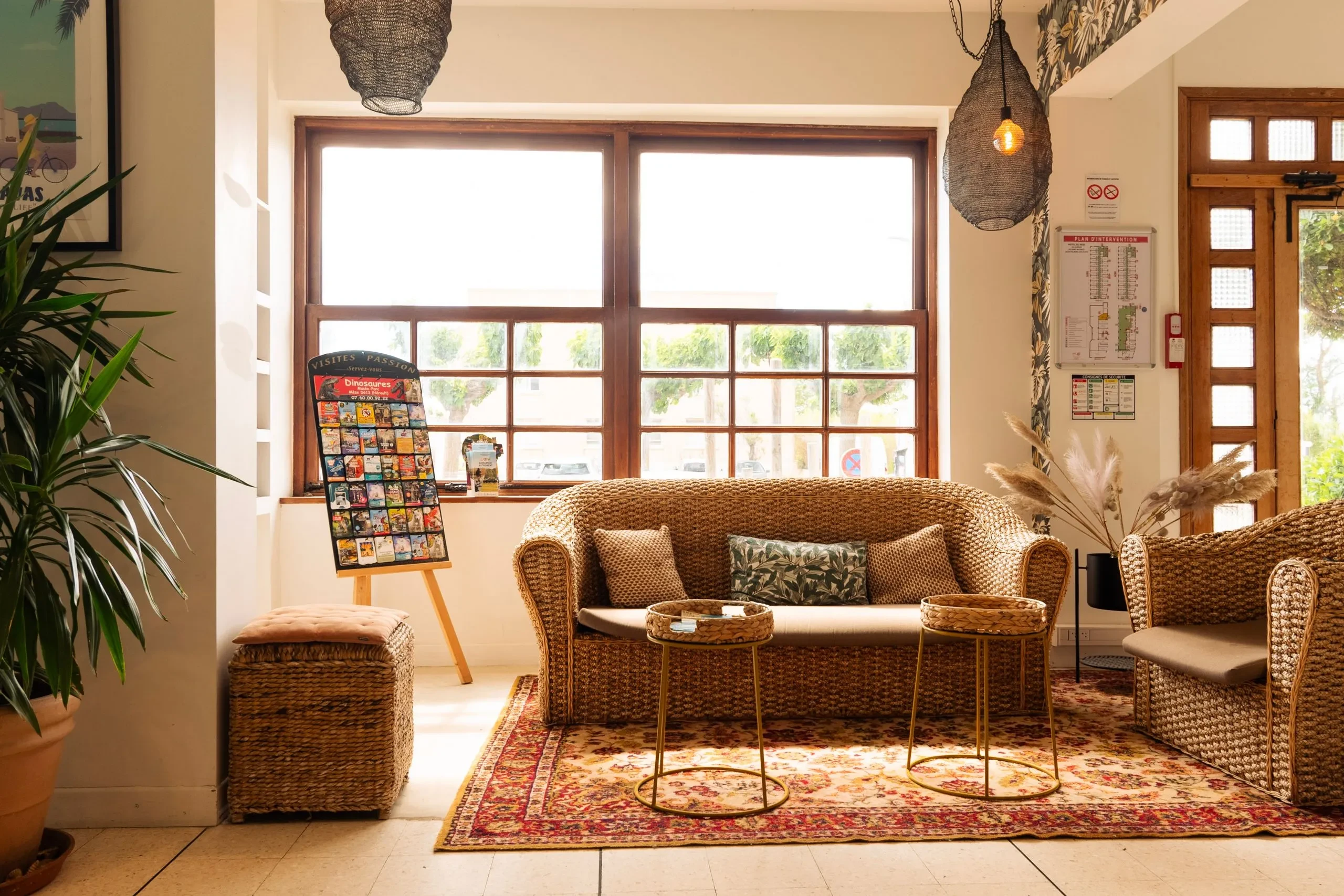 Salon en osier éclairé par la lumière naturelle.