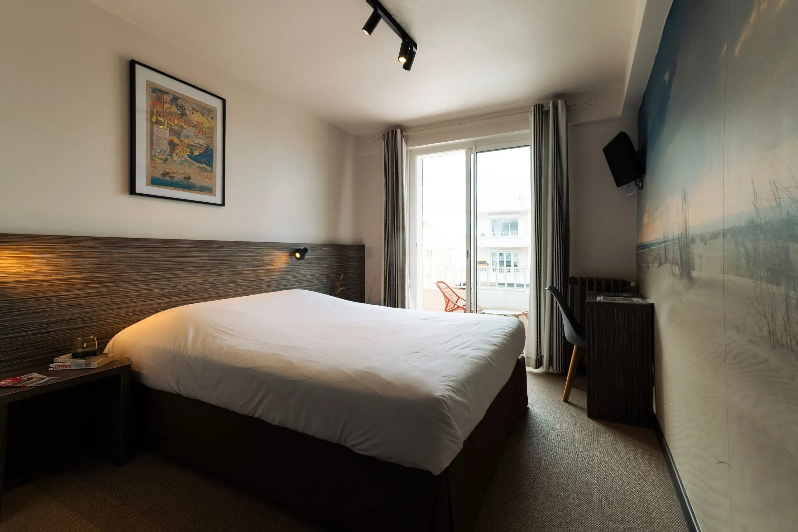 Chambre d'hôtel moderne avec lit double et balcon - Hôtel Carnon vue mer - Hôtel du Midi Palavas