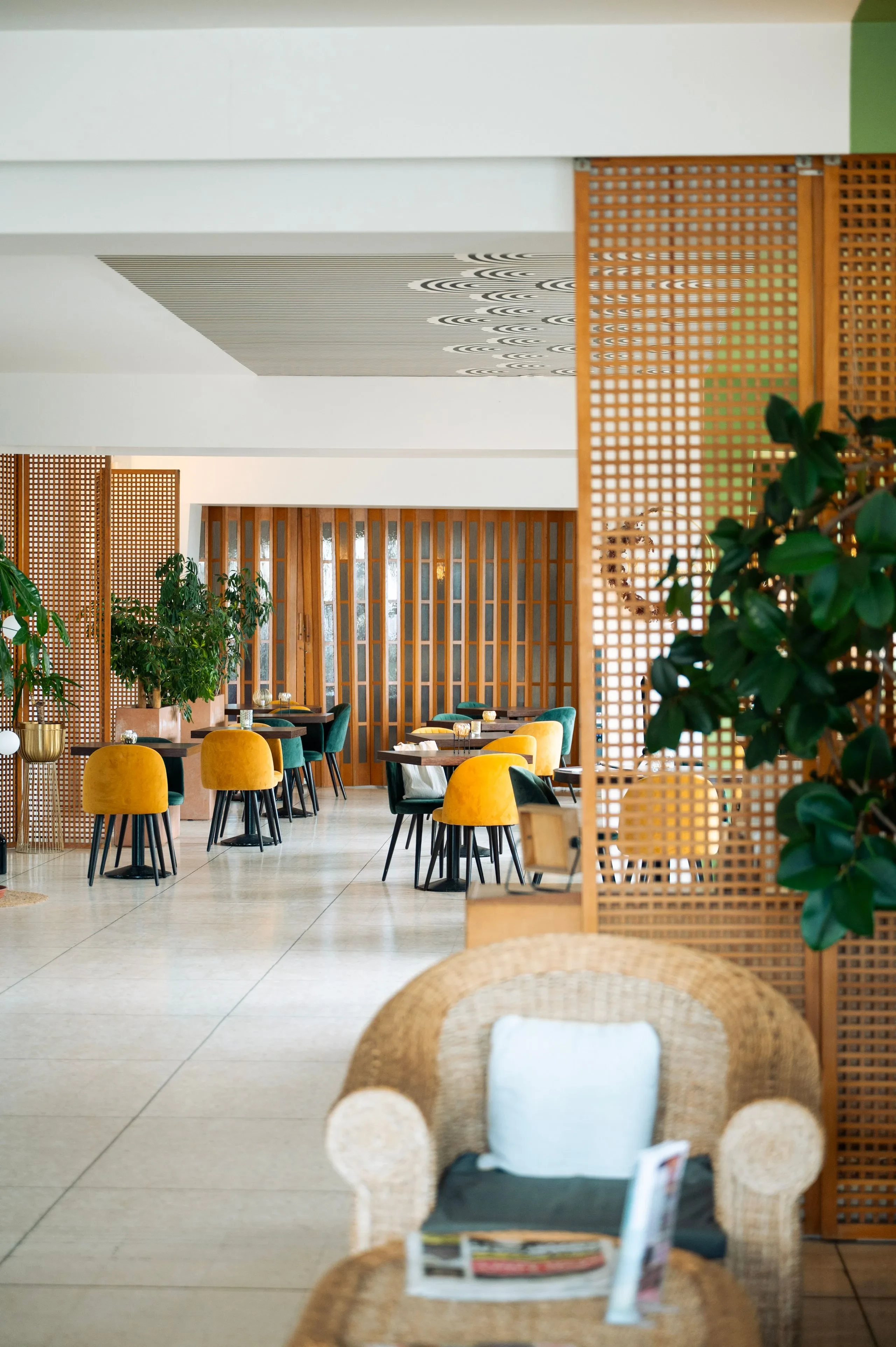 Salle à manger avec chaises jaunes et vertes - Hôtel du midi Palavas-les-Flots - Hôtel du Midi Palavas