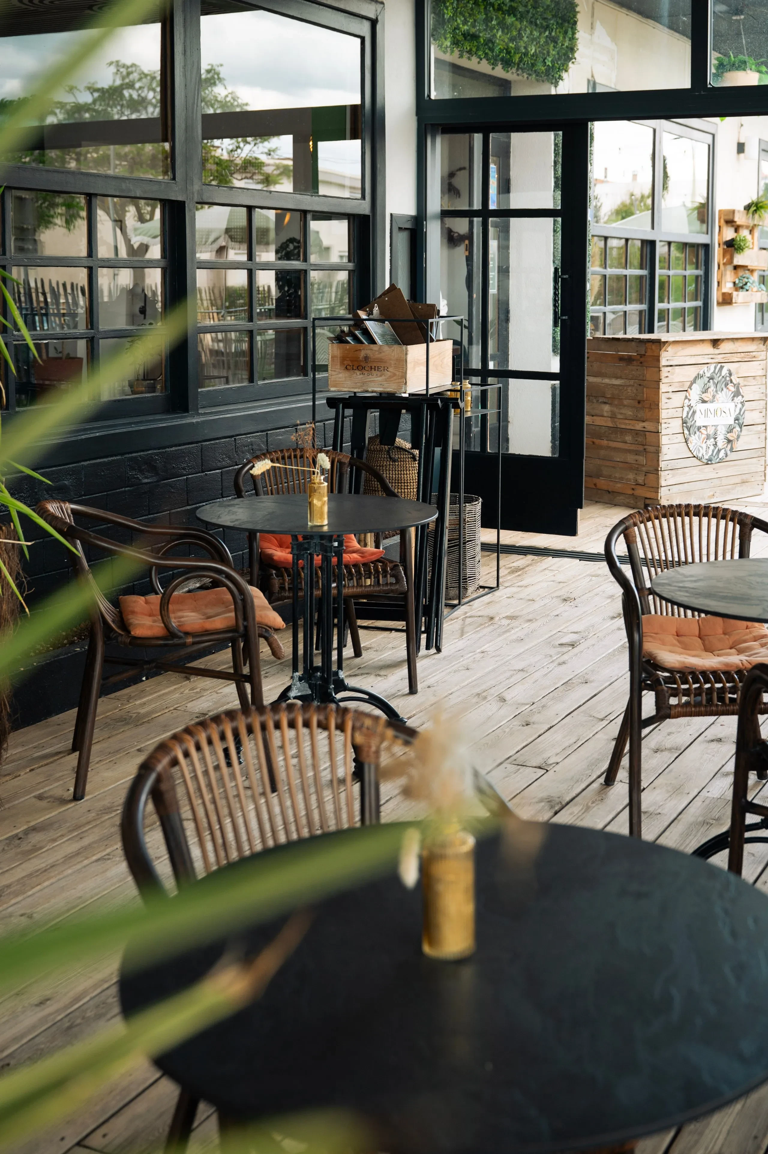 Terrasse de café avec tables et chaises en rotin - Hébergement Palavas-les-Flots - Hôtel du Midi Palavas