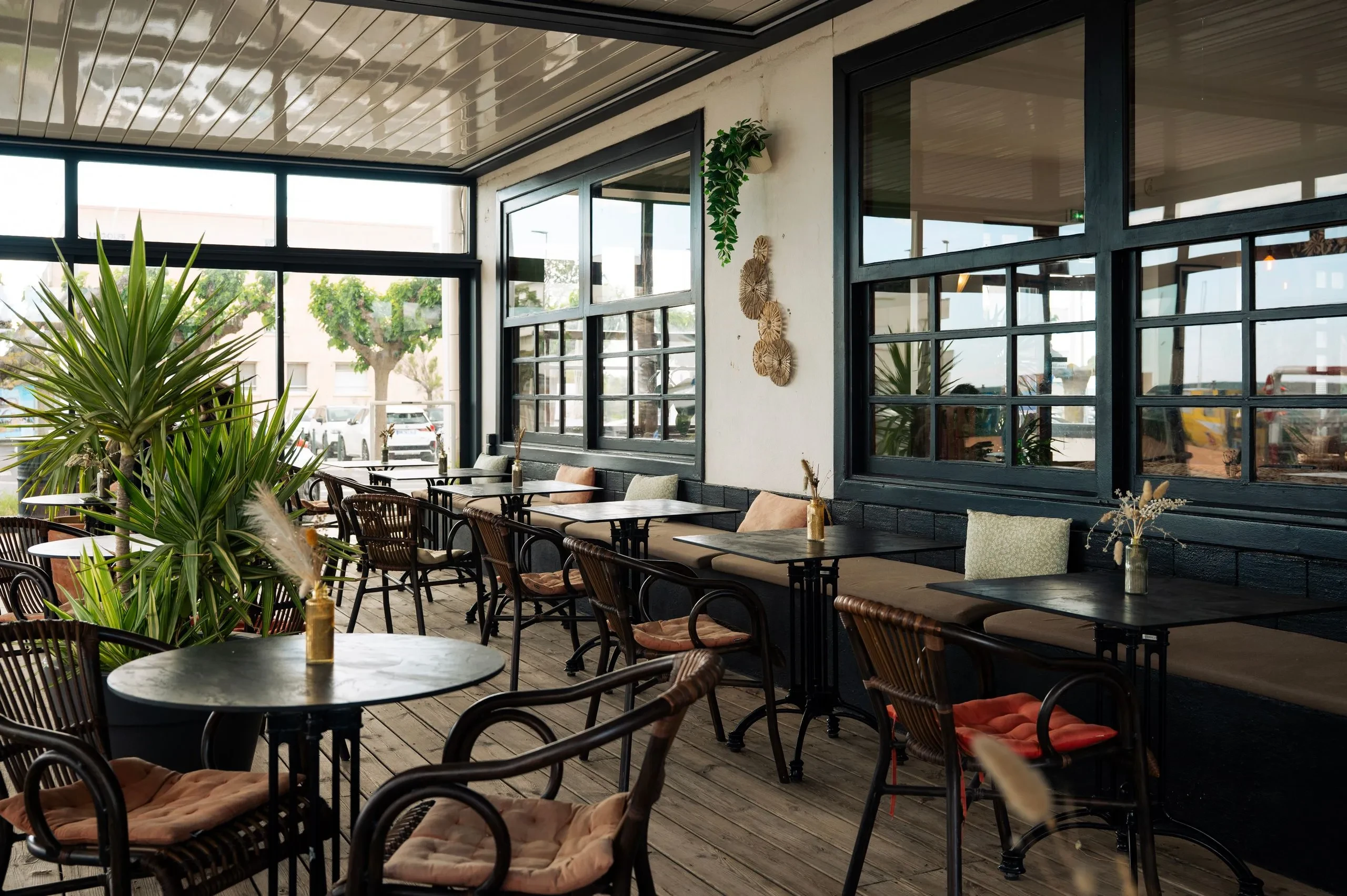 Terrasse de café avec chaises et tables vides - Hôtel Carnon vue mer - Hôtel du Midi Palavas