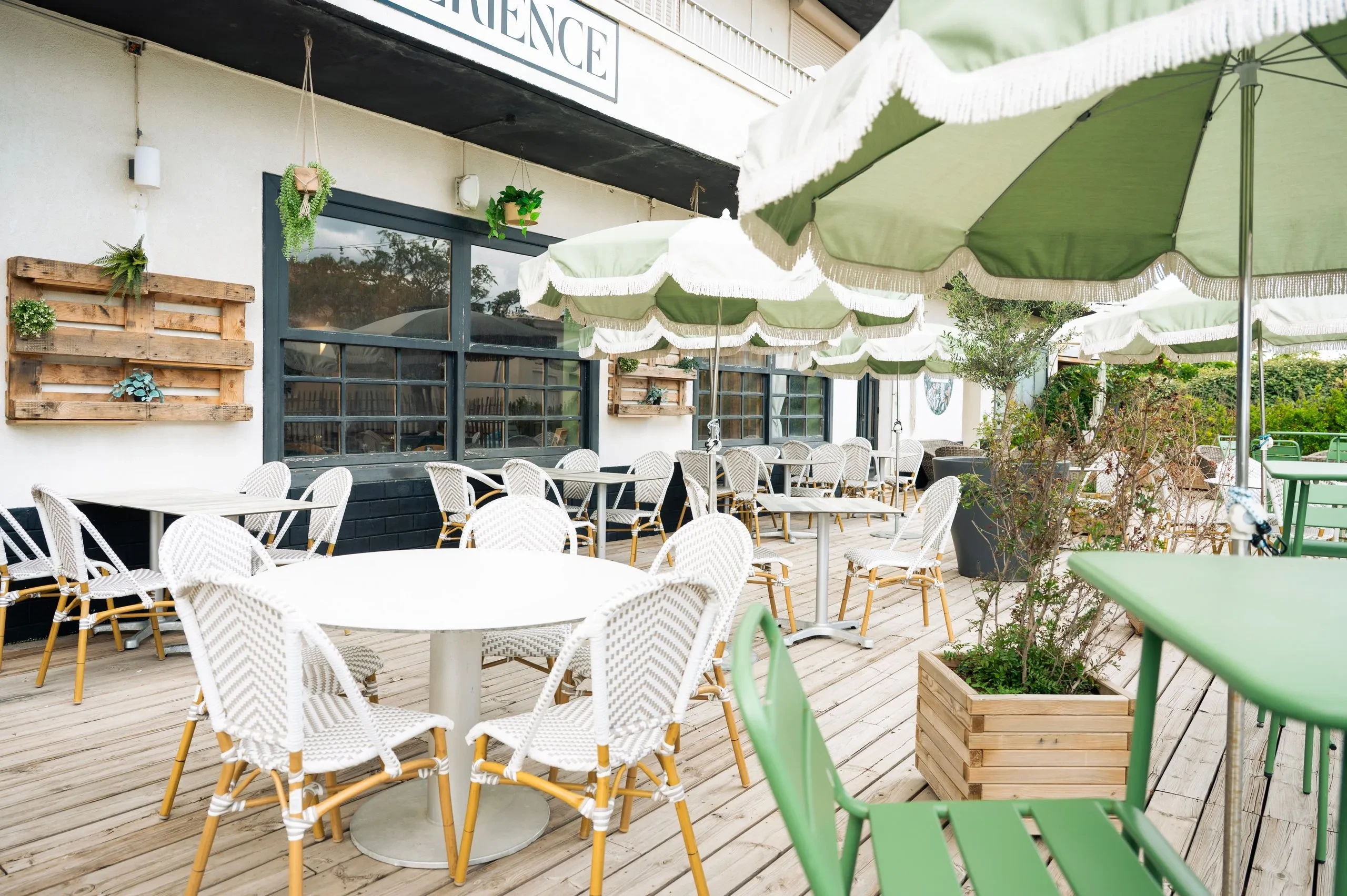 Terrasse de café avec tables et chaises blanches - Salle de réunion Montpellier - Hôtel du Midi Palavas