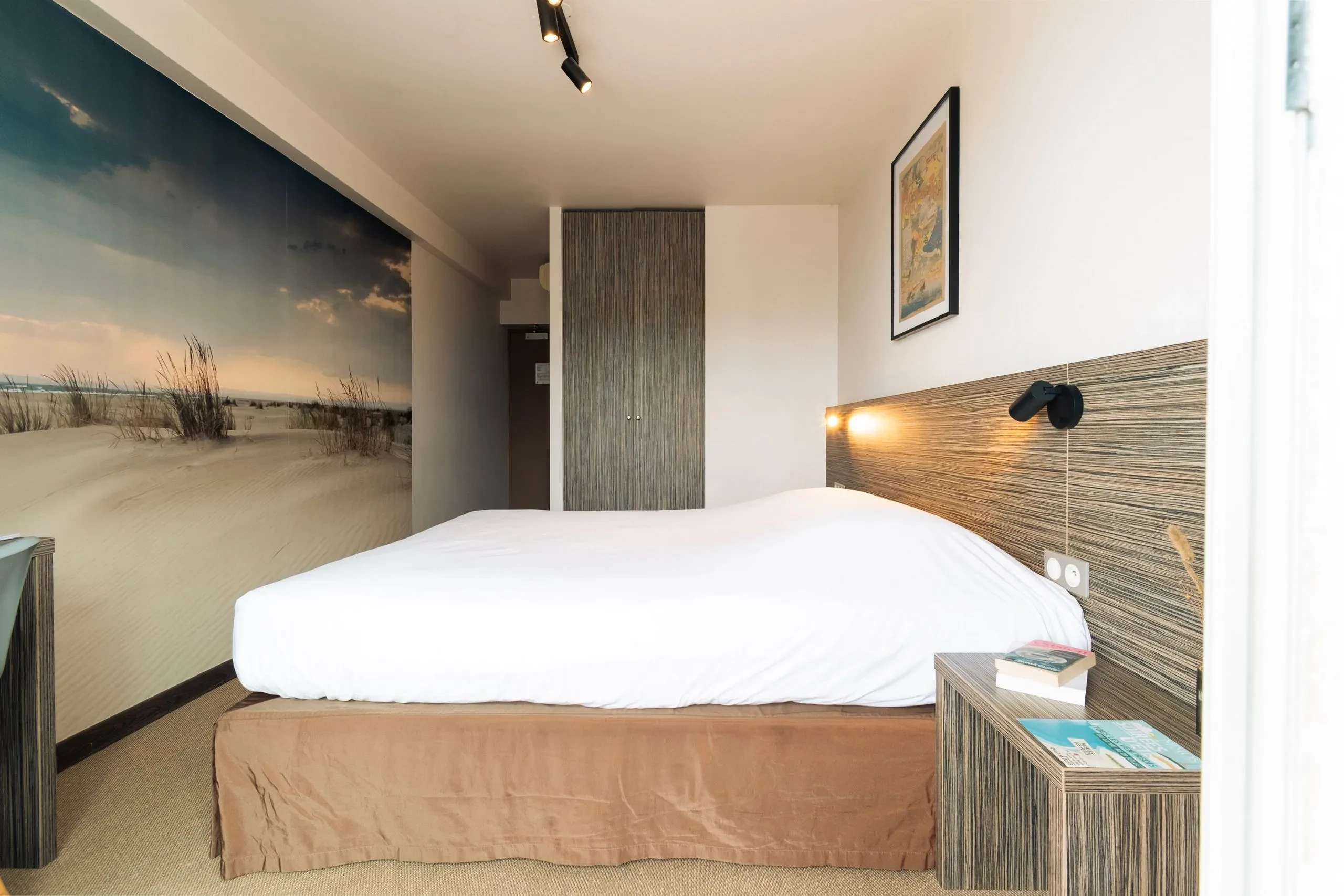 Chambre d'hôtel moderne avec lit double.