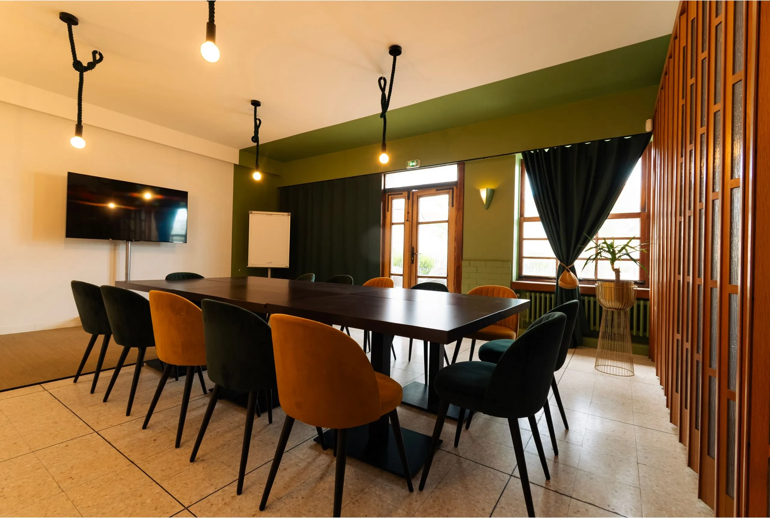 Salle de réunion moderne avec table rectangulaire - Hébergement Palavas-les-Flots - Hôtel du Midi Palavas