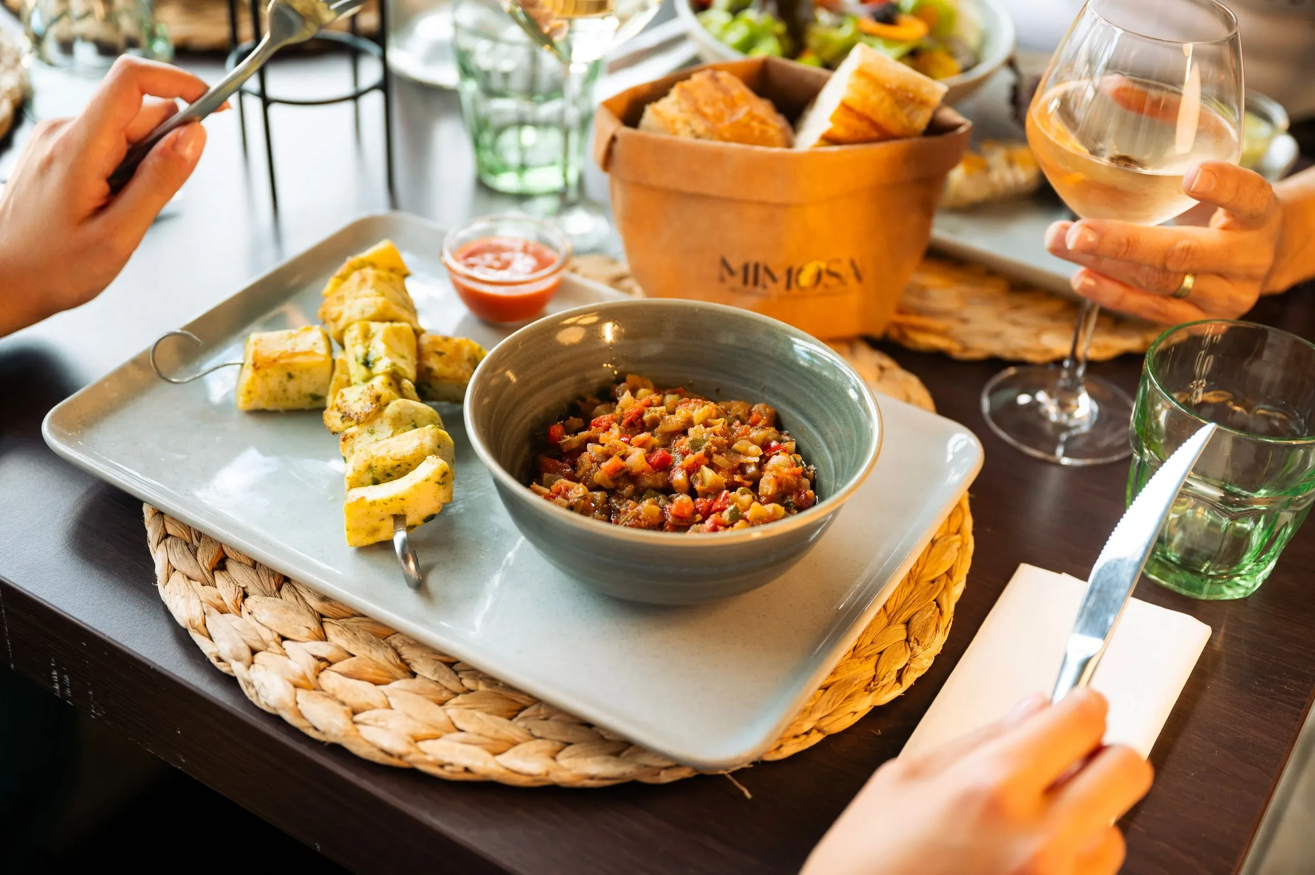 Repas méditerranéen avec vin blanc sur table - Restaurant bord de mer Palavas- Hôtel du Midi Palavas