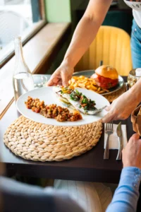 Plat servi dans un restaurant avec burger et frites - Restaurant bord de mer Palavas- Hôtel du Midi Palavas
