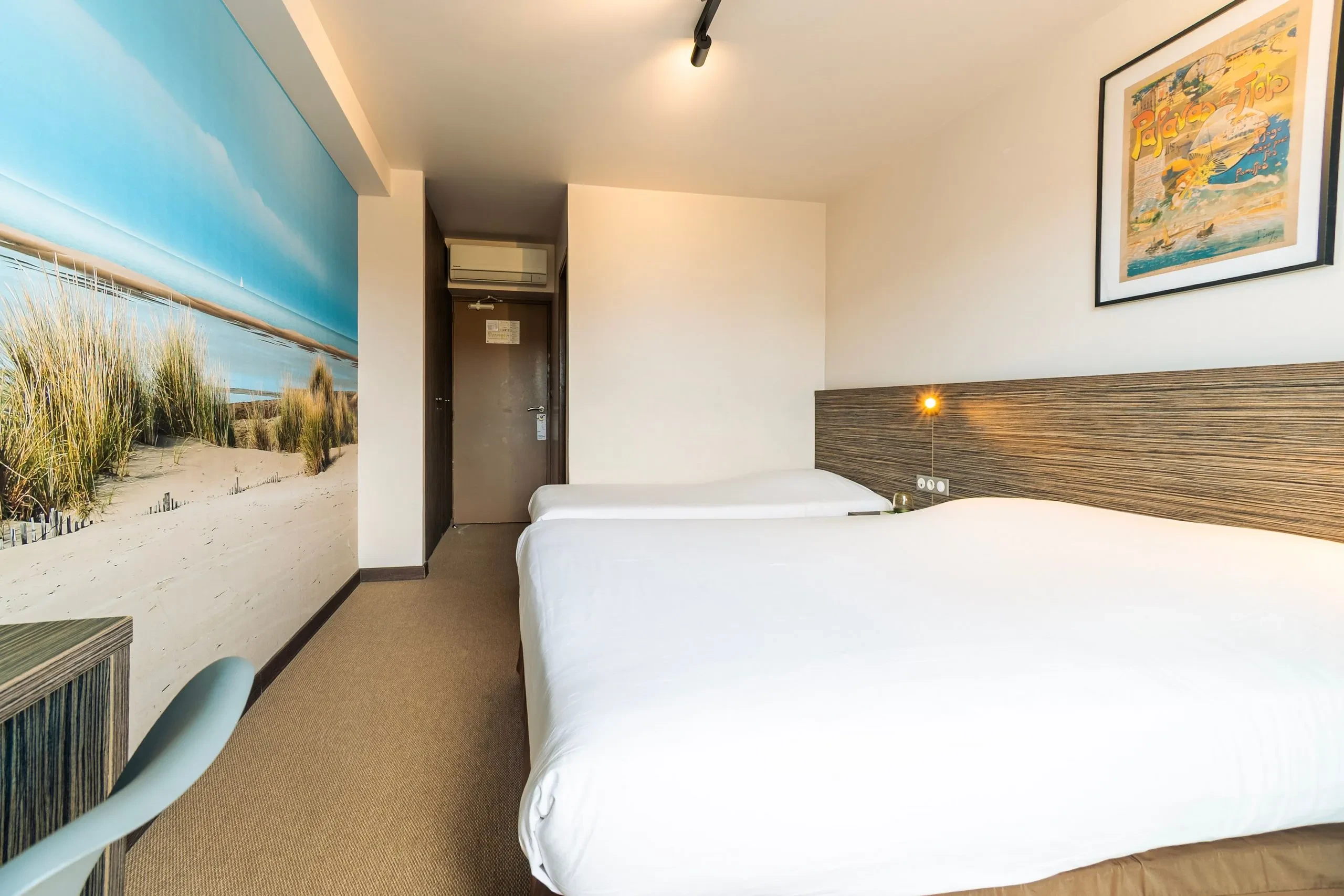 Chambre d'hôtel avec deux lits et mur plage - Hôtel Carnon vue mer - Hôtel du Midi Palavas