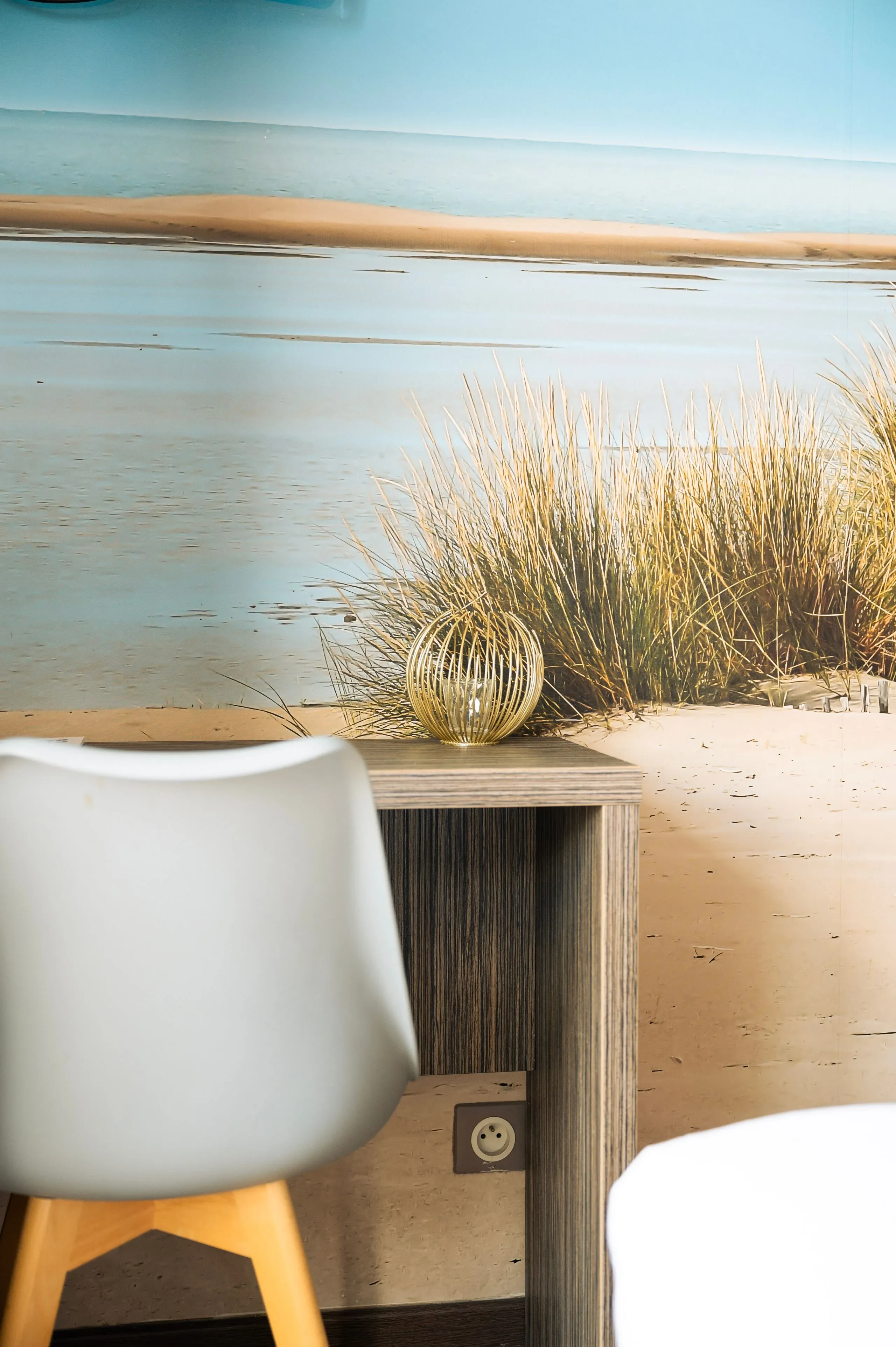 Chaise moderne face à mur paysage côtier - Séjour romantique Occitanie - Hôtel du Midi Palavas
