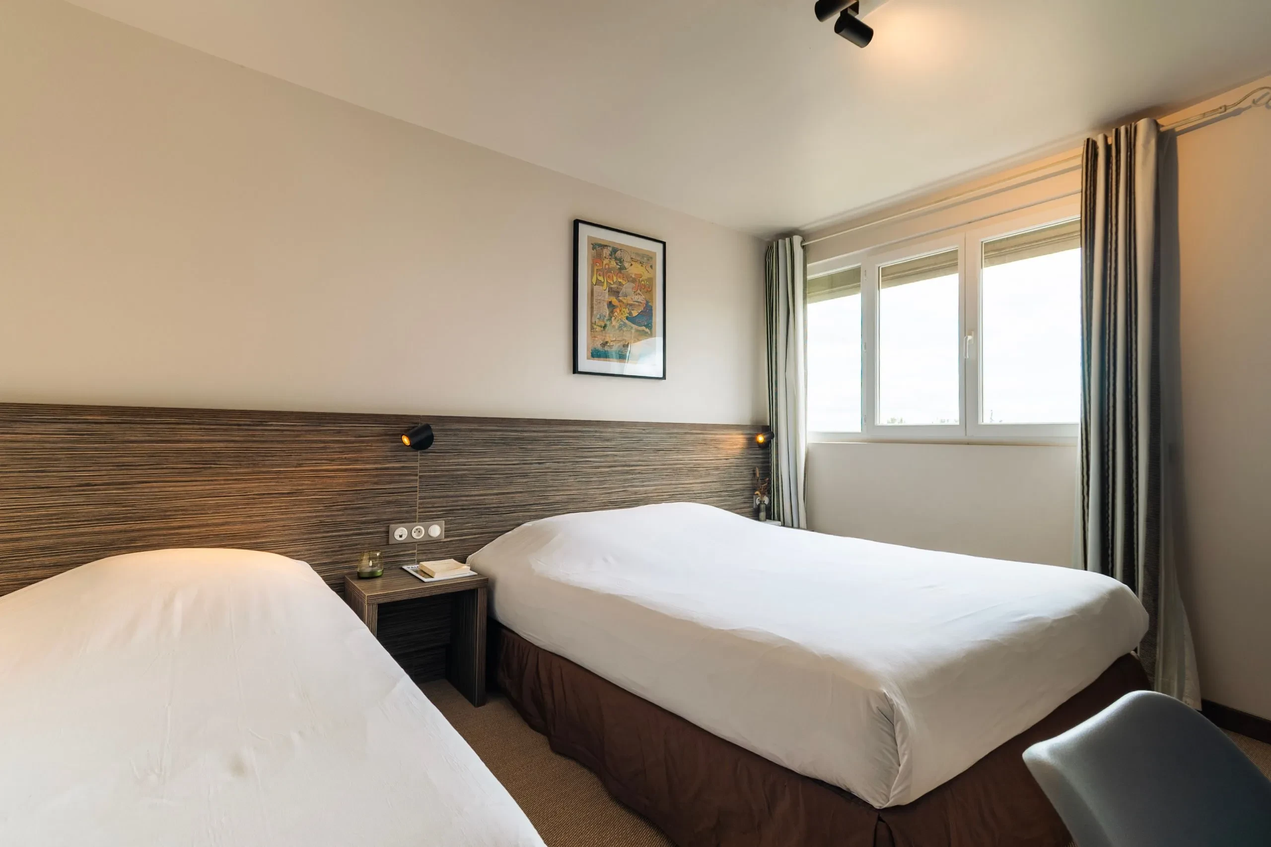 Chambre d'hôtel avec deux lits simples.