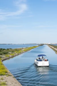 Bateau naviguant sur un canal ouvert - Vacances Palavas-les-Flots - Hôtel du Midi Palavas