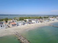 Vue aérienne d'une plage méditerranéenne et bâtiments - Restaurant bord de mer Palavas- Hôtel du Midi Palavas