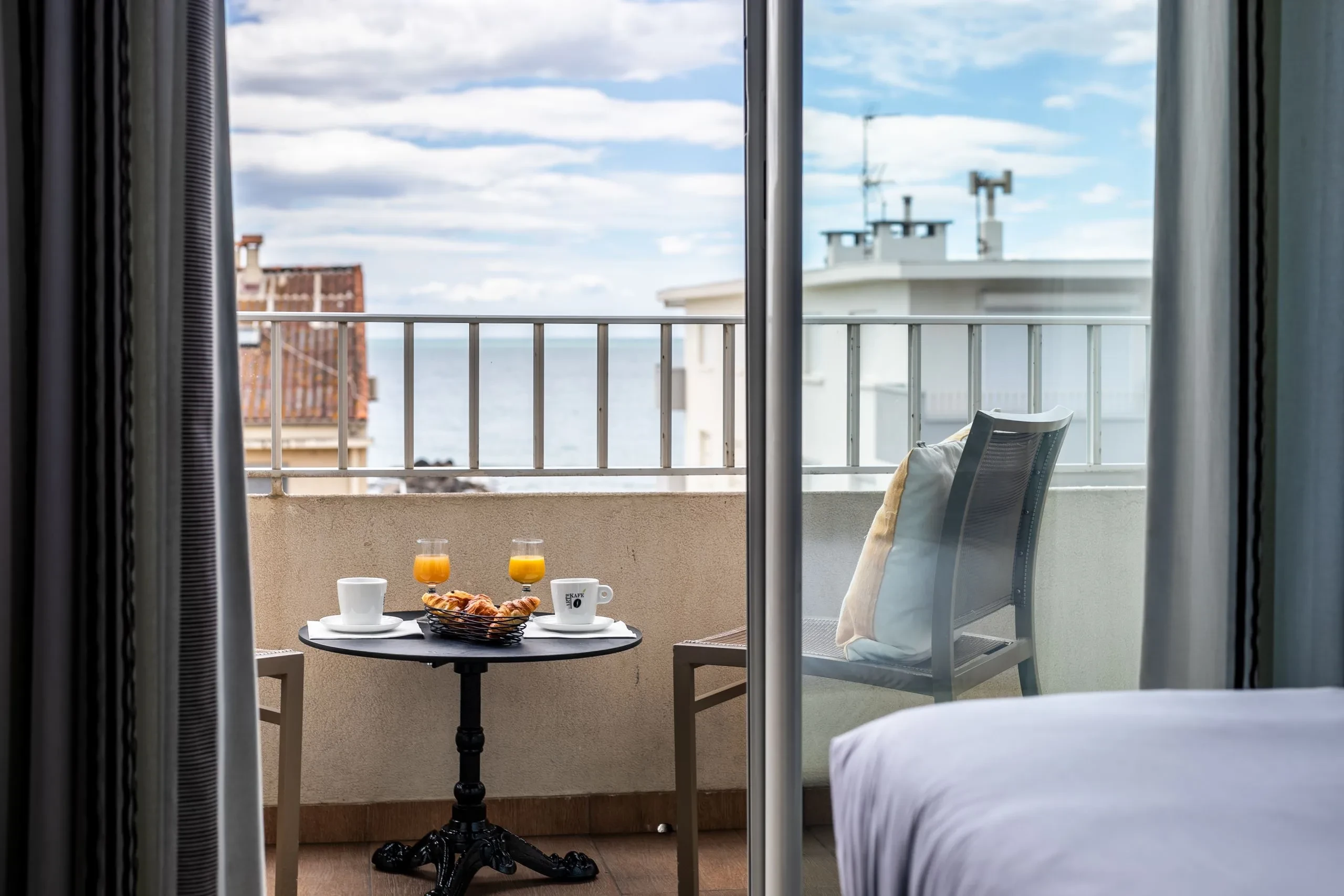 Petit-déjeuner sur la terrasse avec vue sur mer.