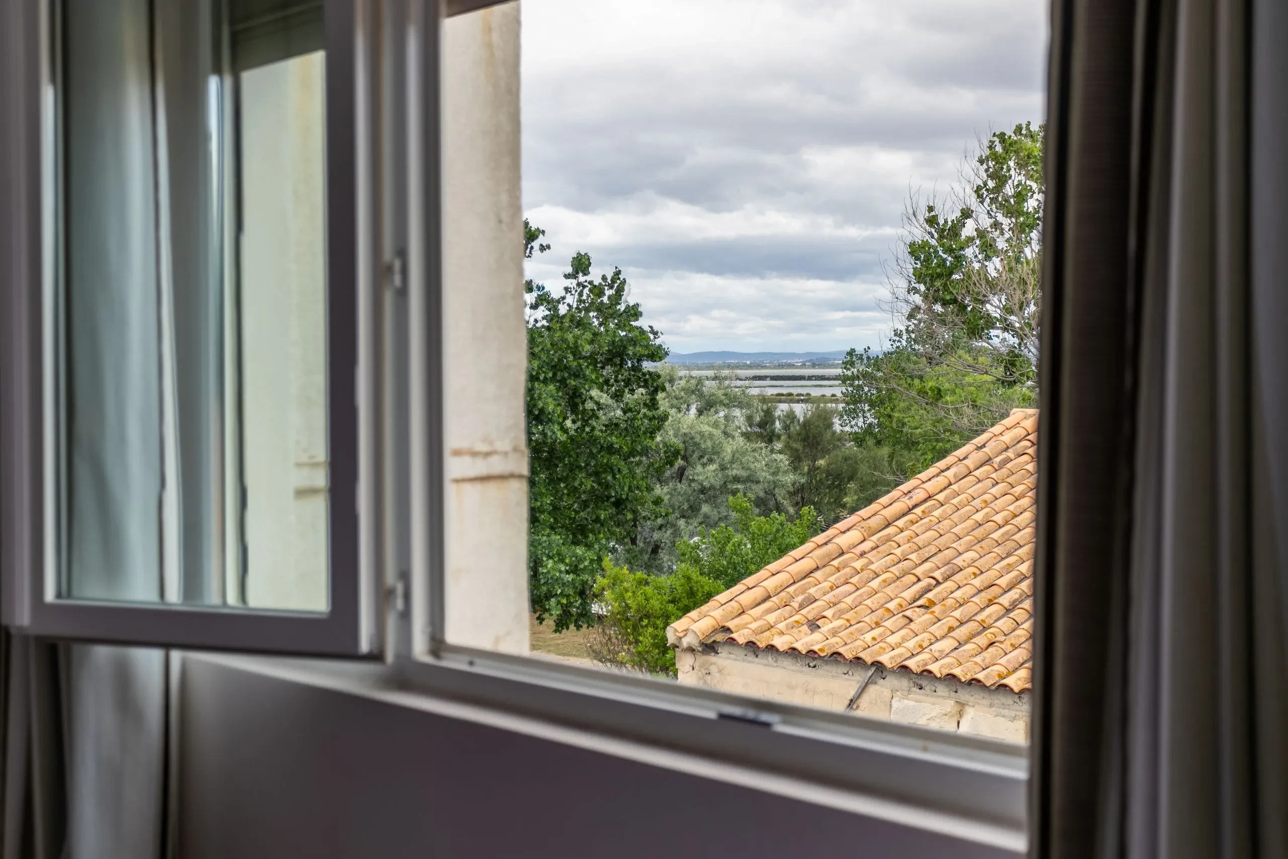 Vue extérieure depuis une fenêtre ouverte.