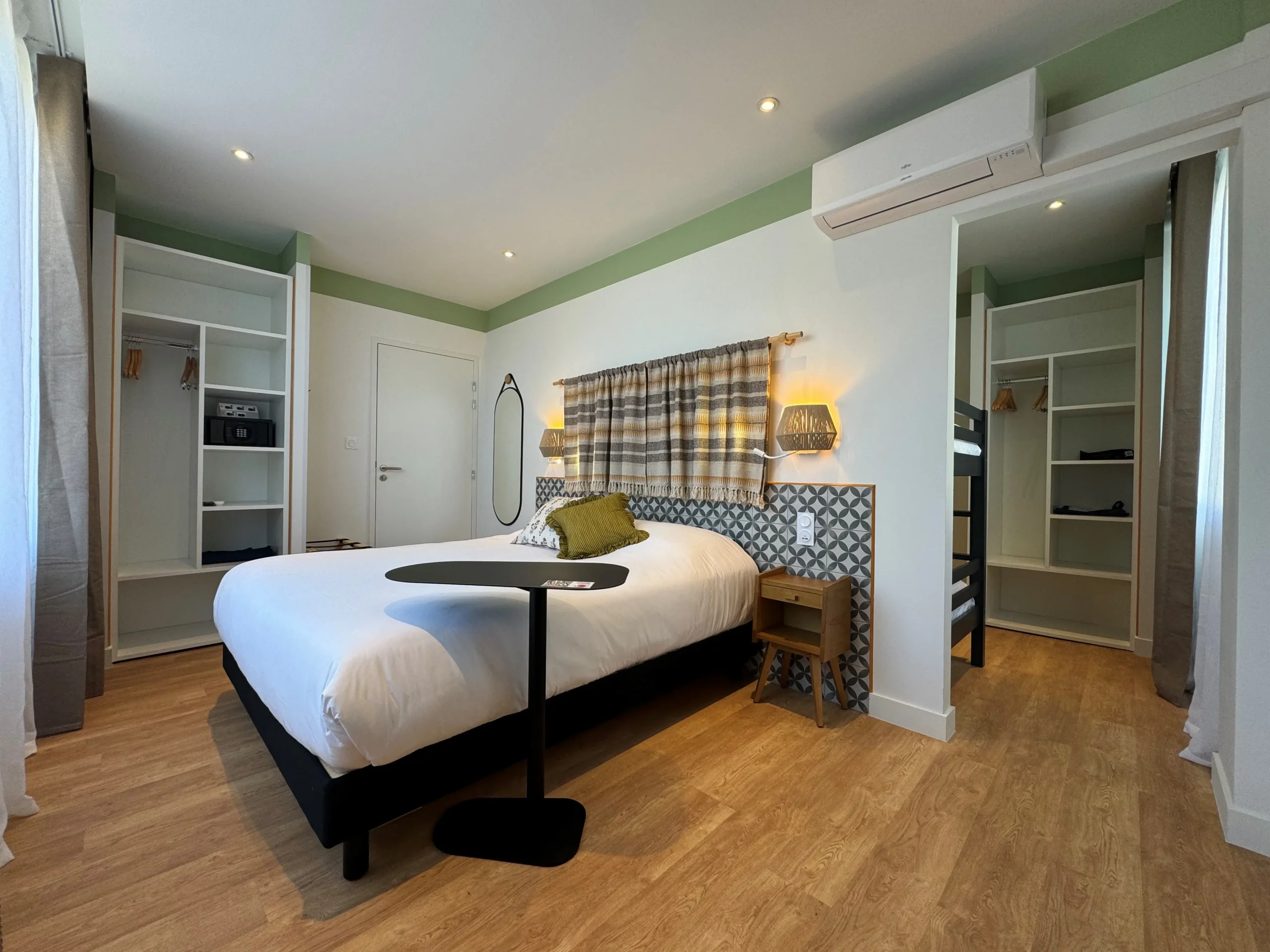 Chambre d'hôtel moderne avec lit double.